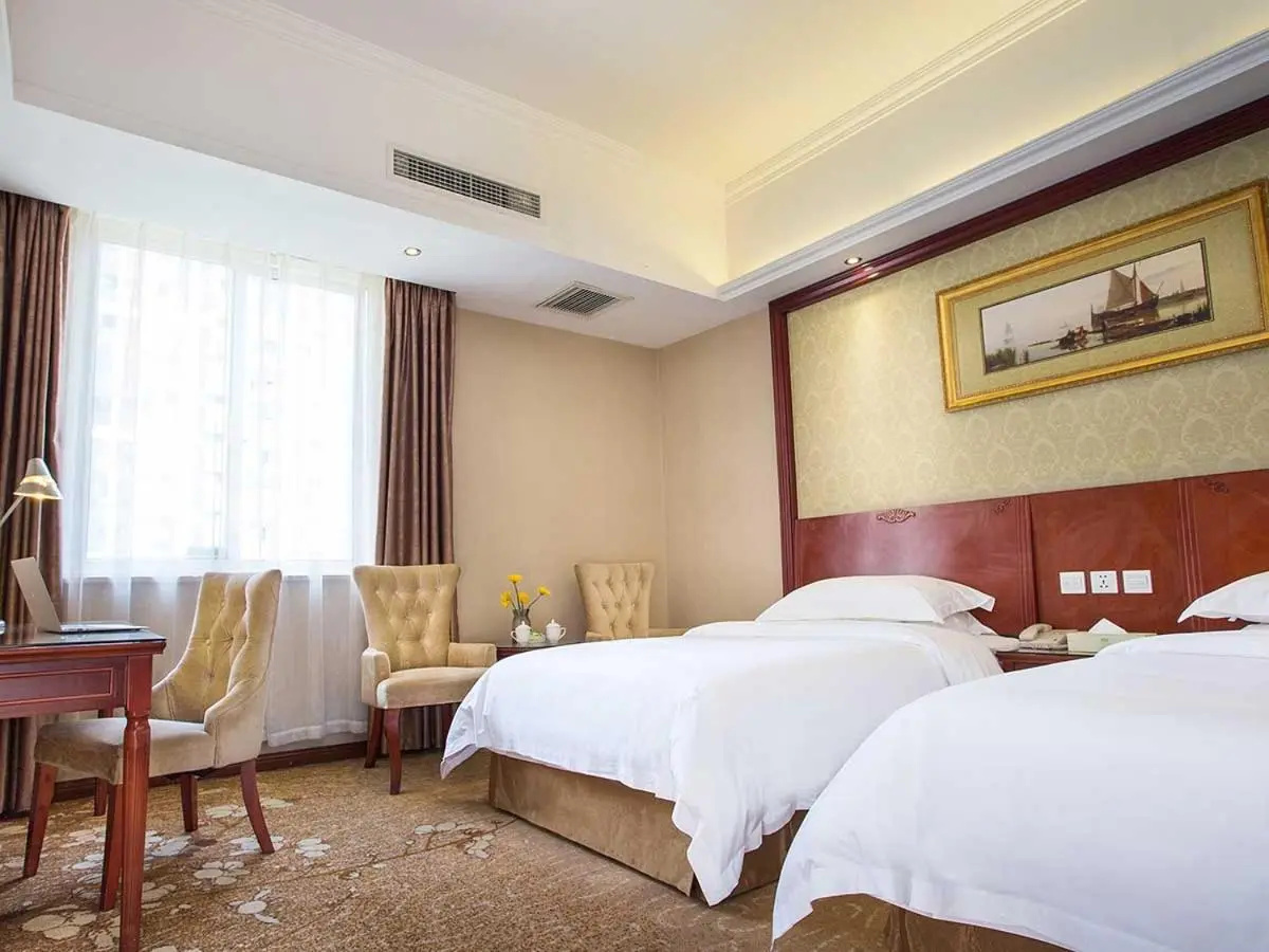 Vienna Hotel (Chengdu Convention and Exhibition Center Huayang Metro Station)