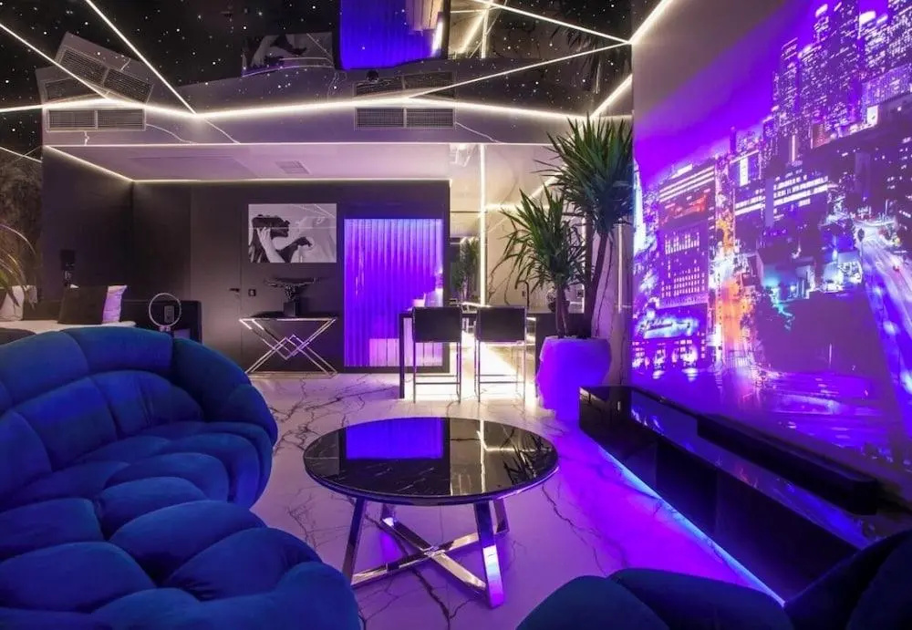 Photo - Apartments in Sky Tower with Bathtub near the window