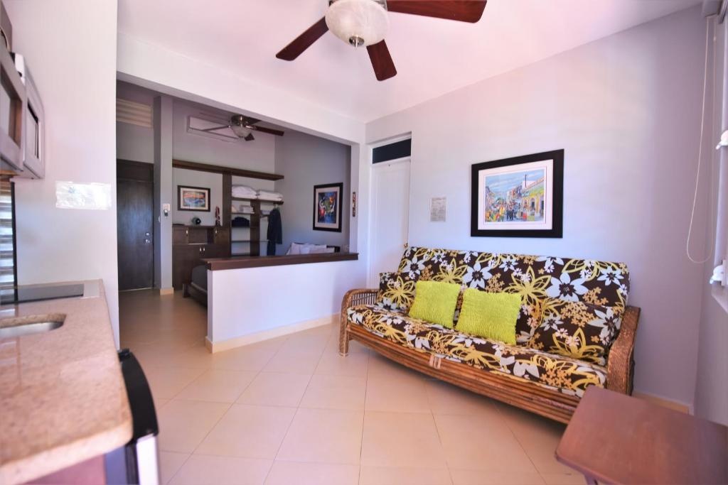 Isabela Villa sleeps 40, pool, Jacuzzi, BBQ, power plant, volley, pool table