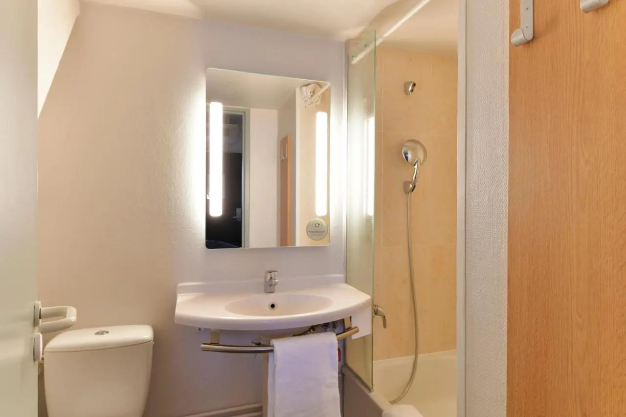 Foto - B&B HOTEL Clermont-Ferrand Le Brézet Aéroport