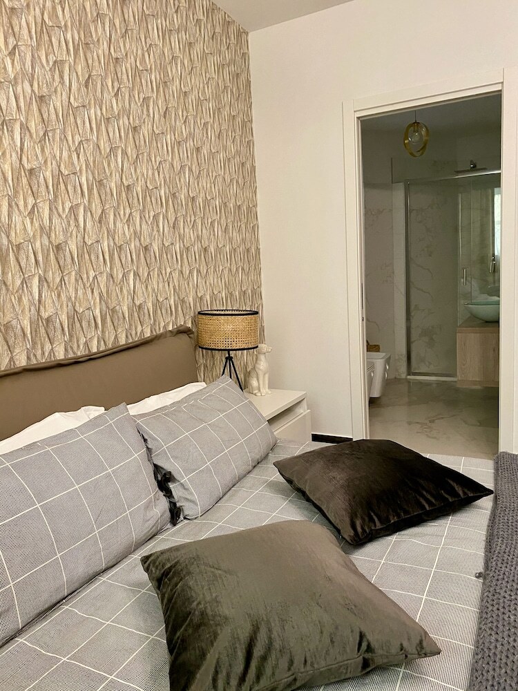 Photo - Gatto Bianco Le Mura