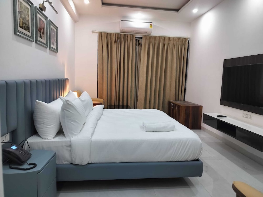 The Hoften Elite 32 Avenue, Sector 15, Gurugram