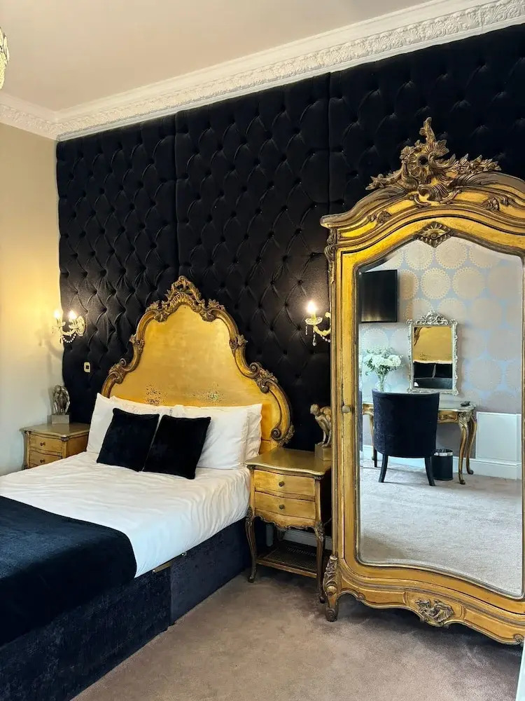 Photo - White Star Line Hotel