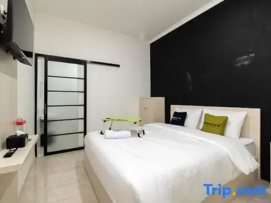 Foto - Urbanview Hotel Bizhome Artha Gading Boulevard by RedDoorz