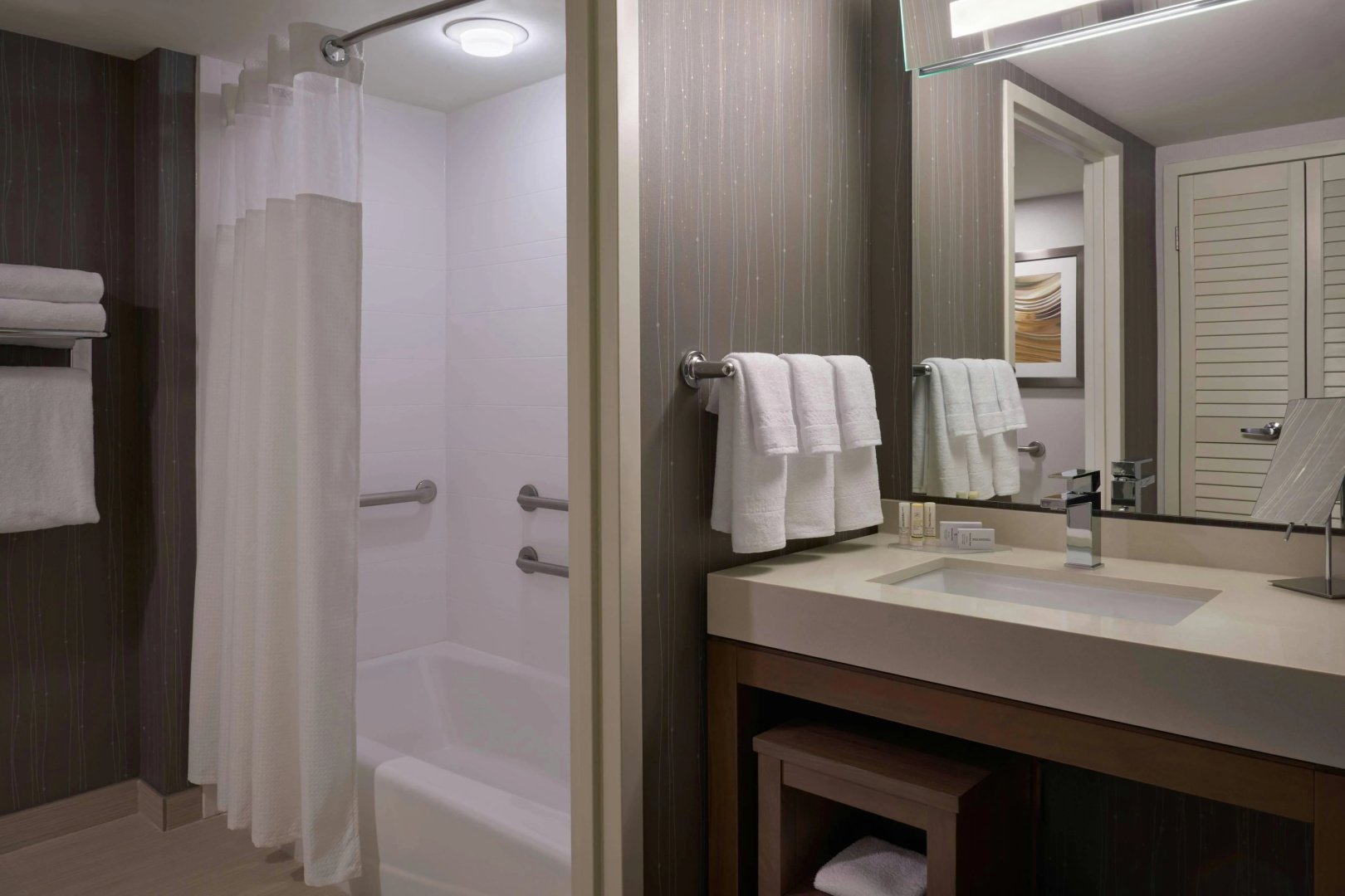 Photo - Courtyard by Marriott Toronto Airport