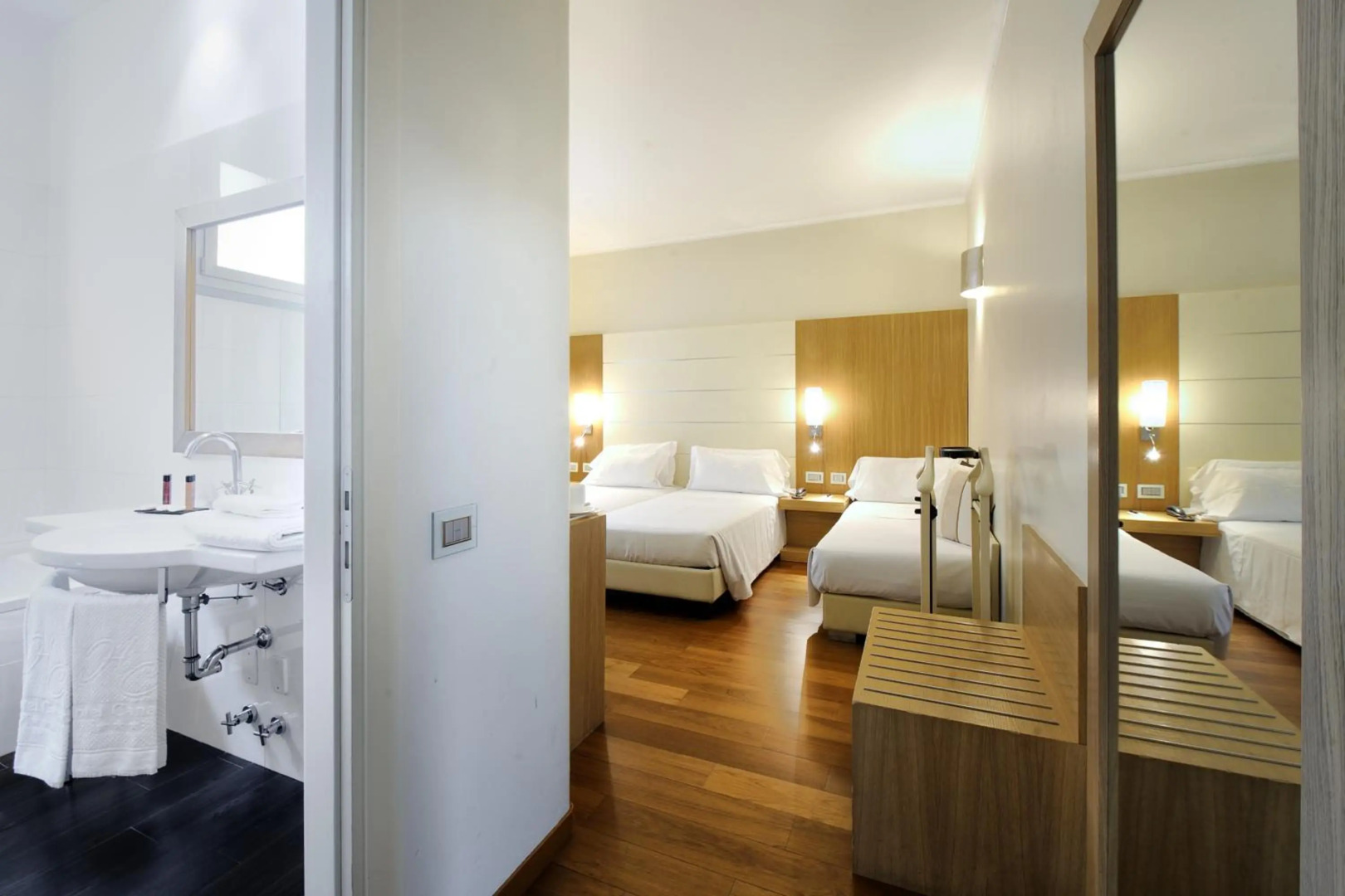 Photo - Hotel Canada