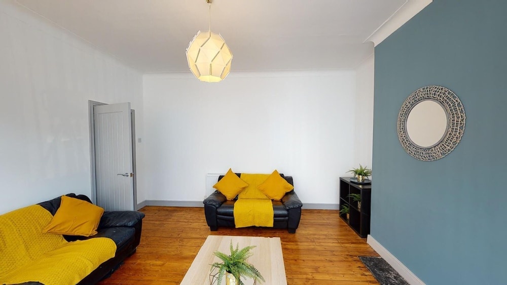 Stunning City Centre-uni Town House