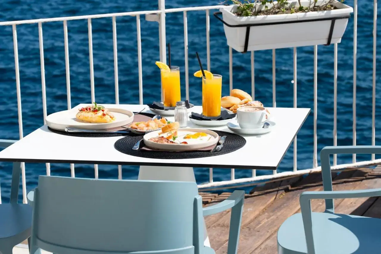 Photo - Admiral Hotel