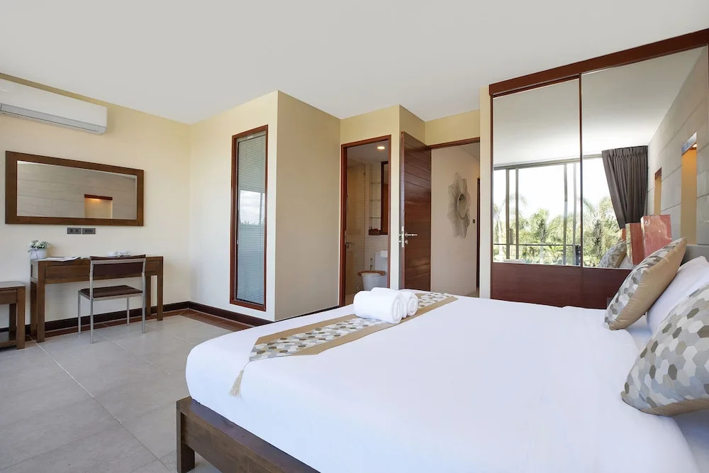 Designer 3BR Pool Access Villa Argent 8