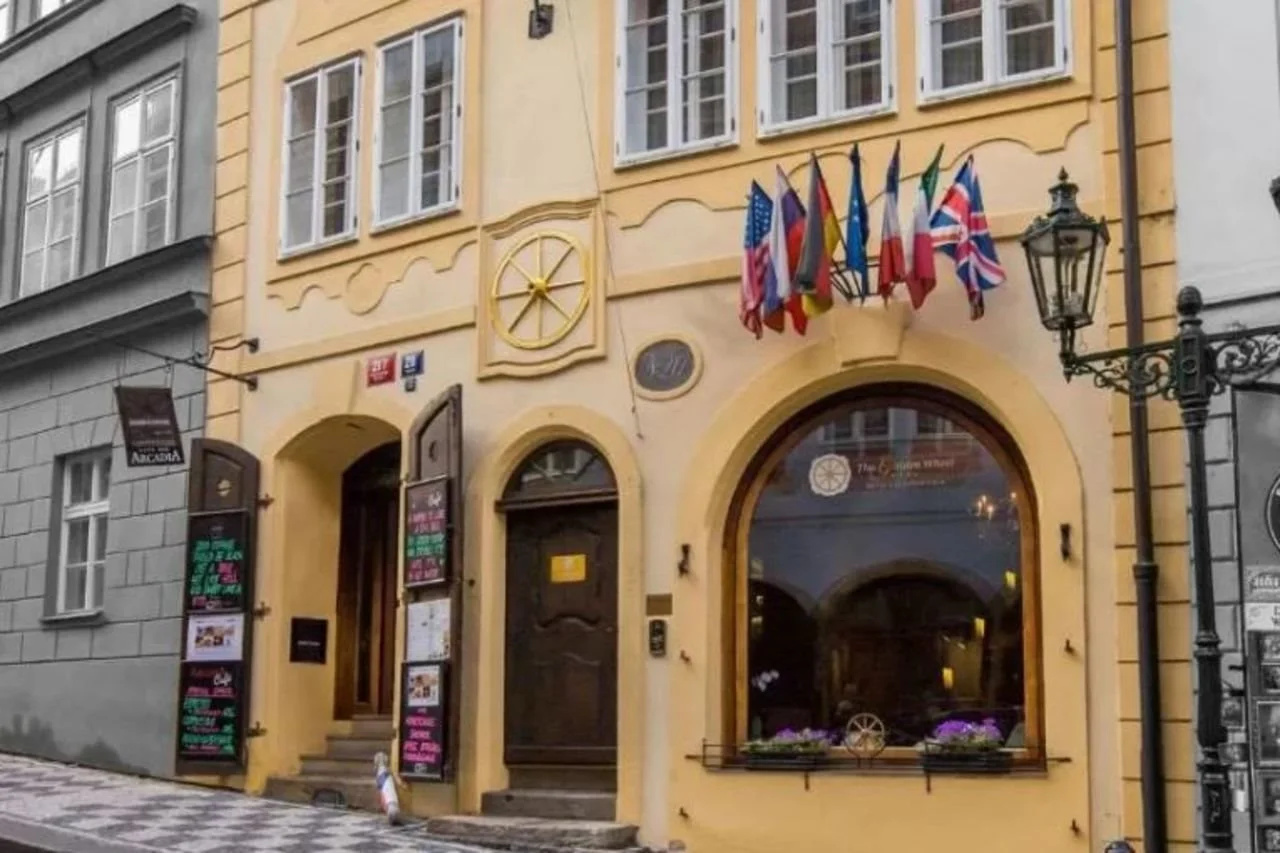 Photo - The Golden Wheel Hotel