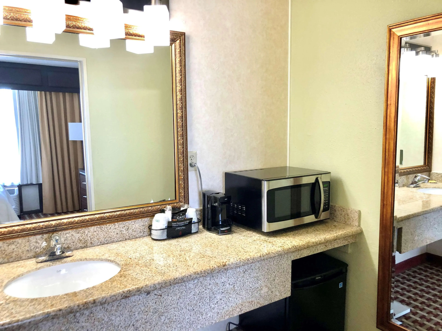Photo - Best Western Plus Grosvenor Airport Hotel