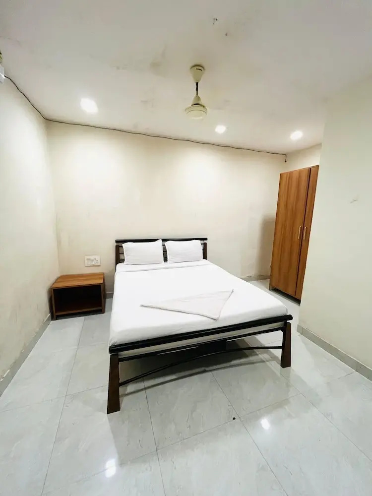 Photo - Red House Hostels - POWAI HOSTELS GROUPS