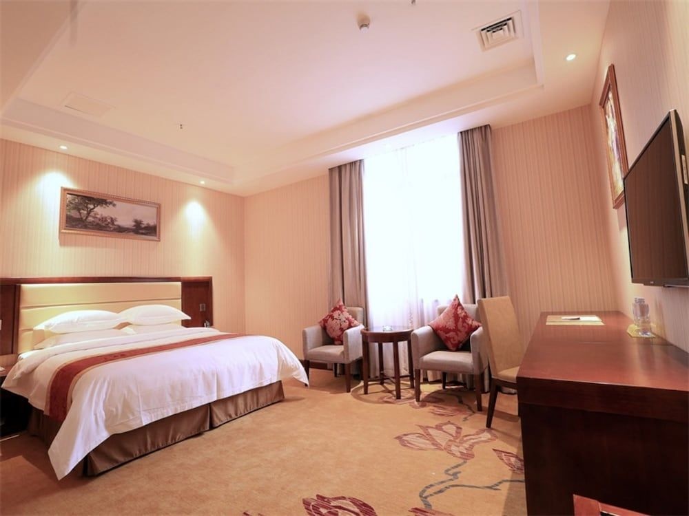 Vienna Hotel (Shenzhen Gongming Square Station)