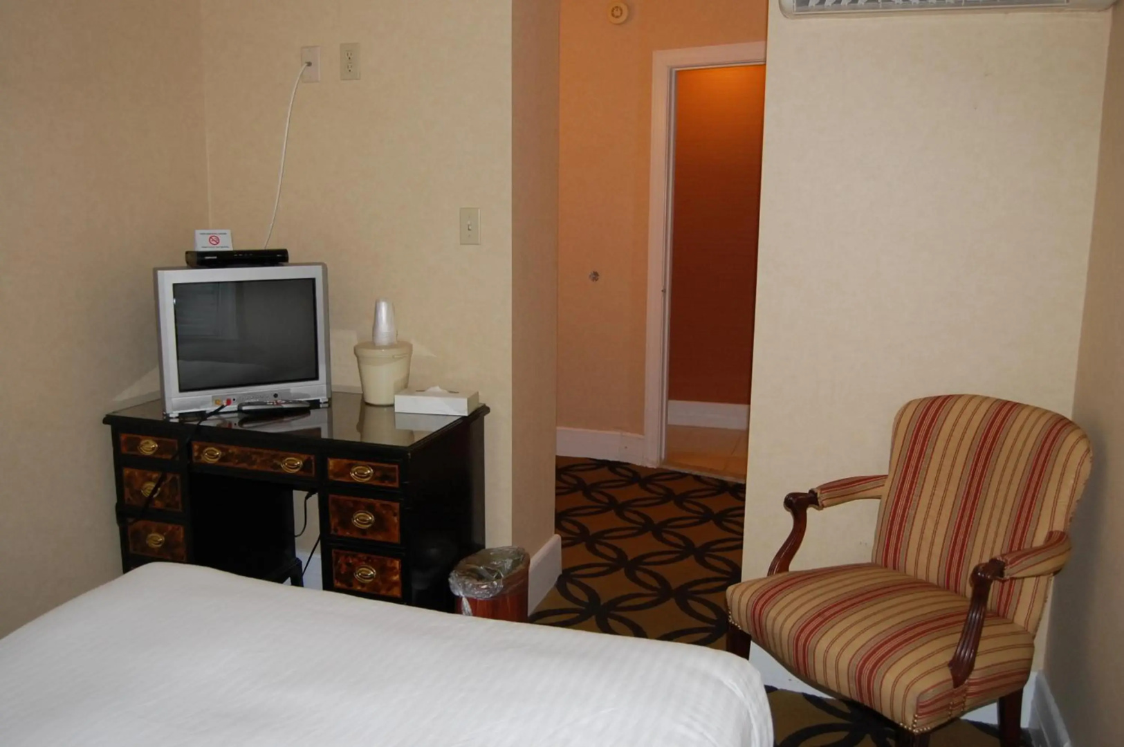 Photo - Windsor Inn Hotel