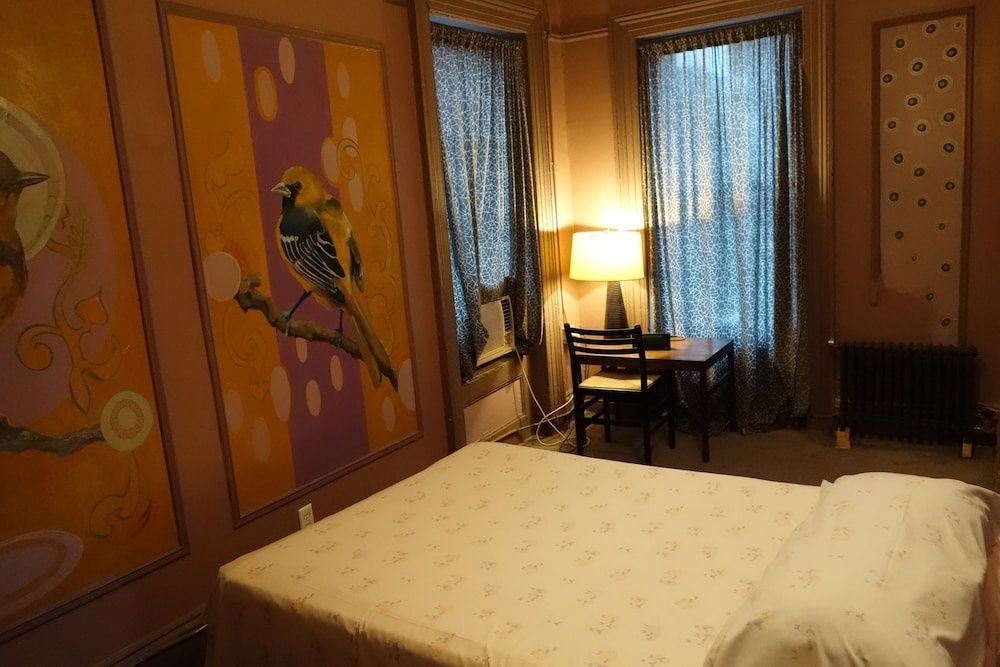 Photo - Carlton Arms Hotel