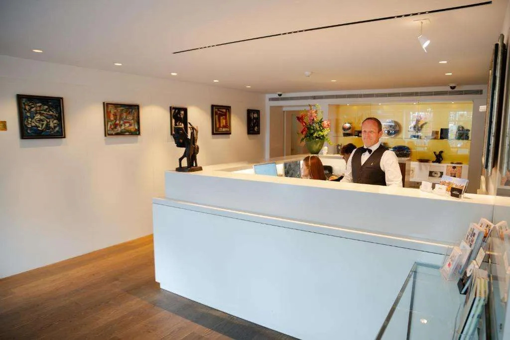 Photo - Ambassade Hotel