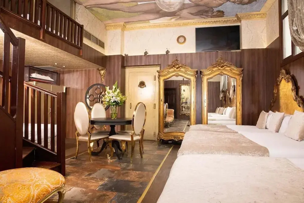 Photo - White Star Line Hotel