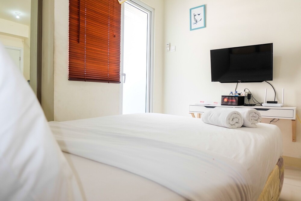 Cozy Studio Apartment Connected to Mall at Green Pramuka