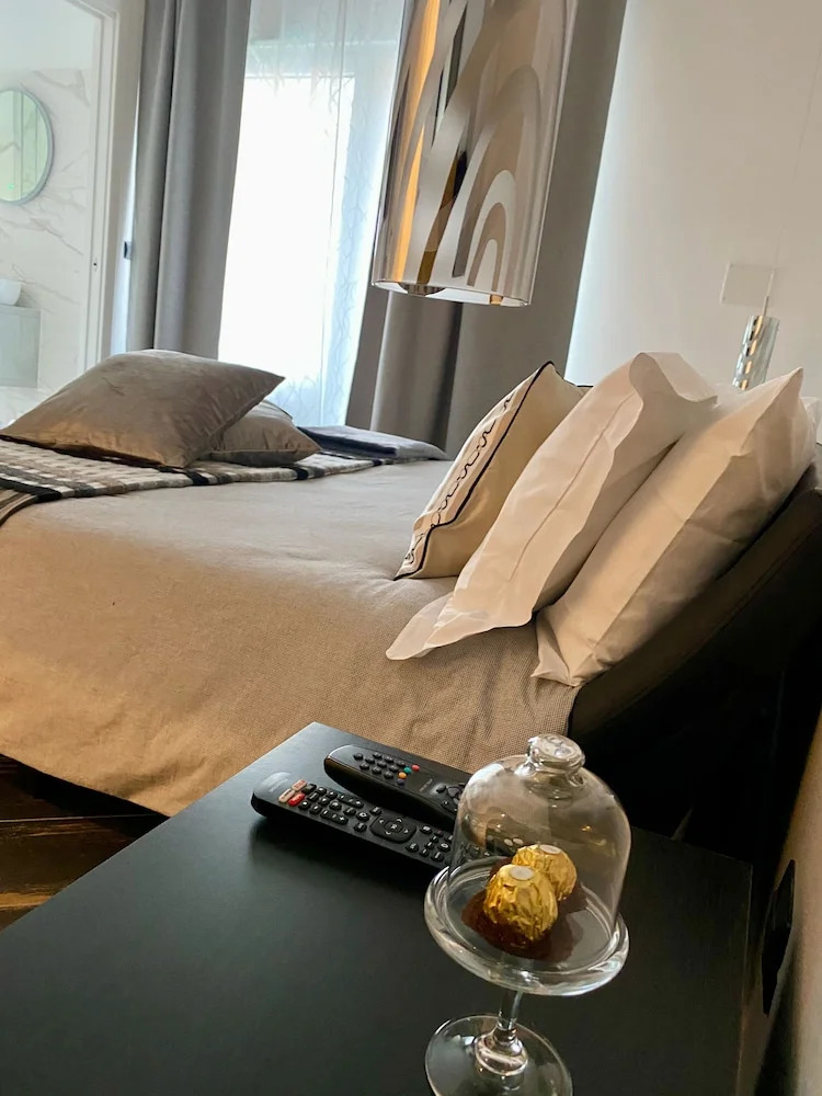 Photo - Gatto Bianco Le Mura