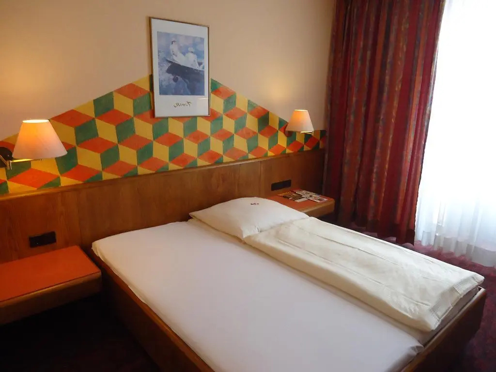Photo - enjoyHotel garni Korntal Stuttgart b&b Parkplatz Sprinter Penny eTank