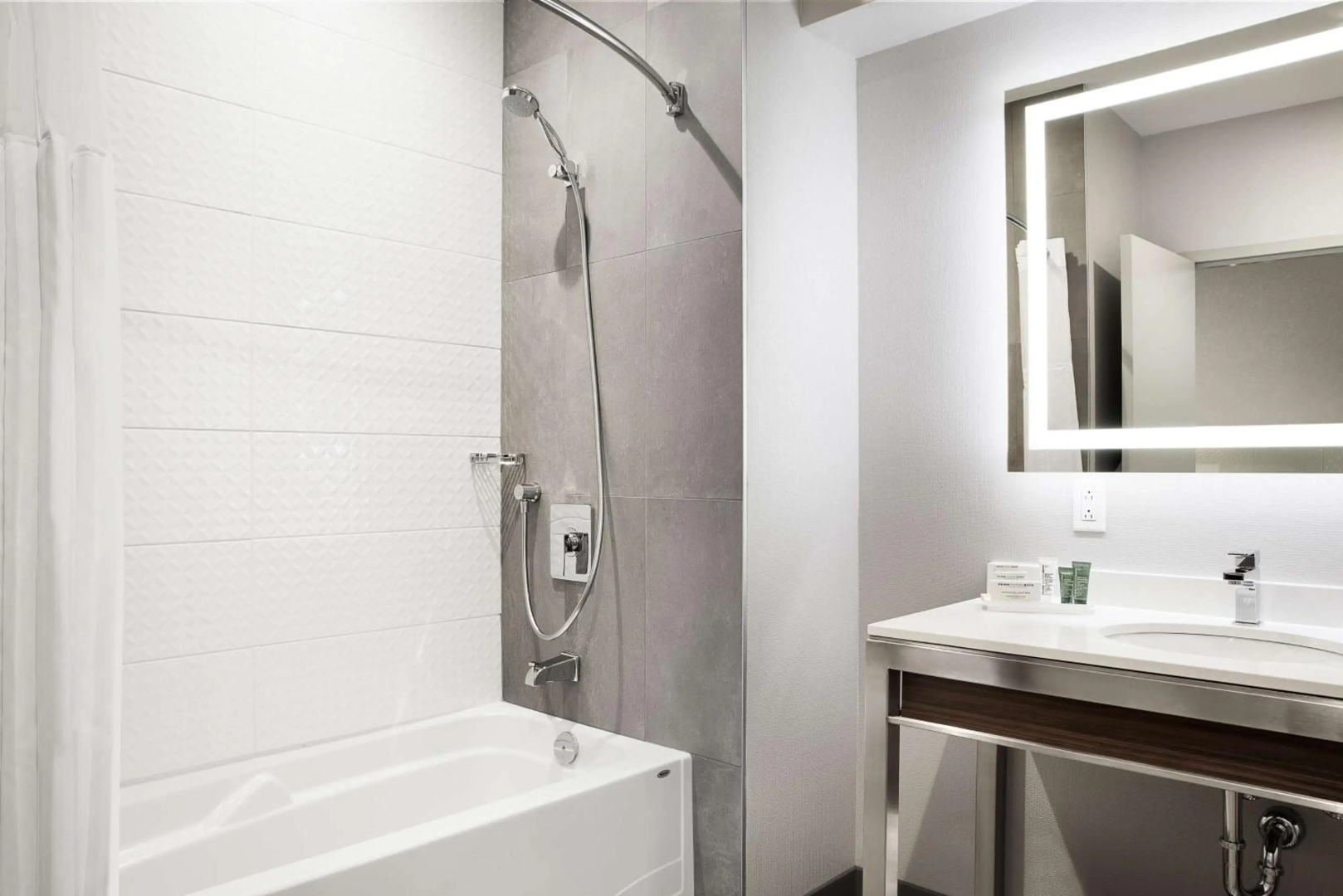 Photo - Ômage Hotel, Montreal Laval, a Tribute Portfolio Hotel