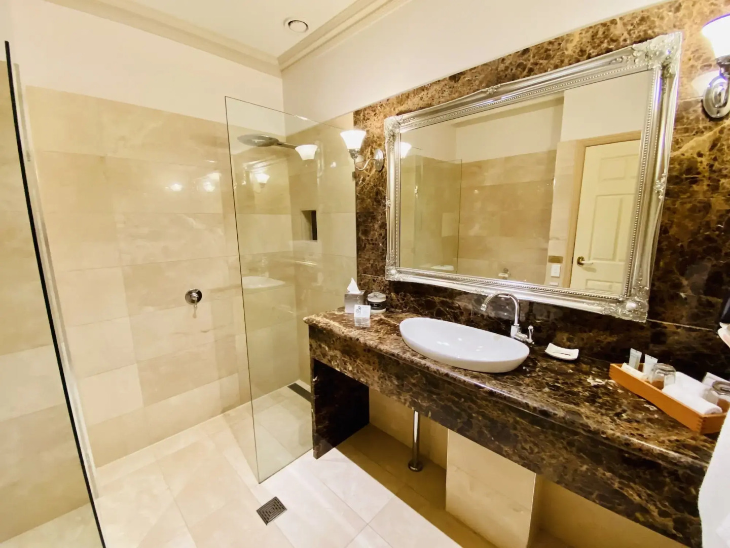 Photo - Royal Albert Hotel