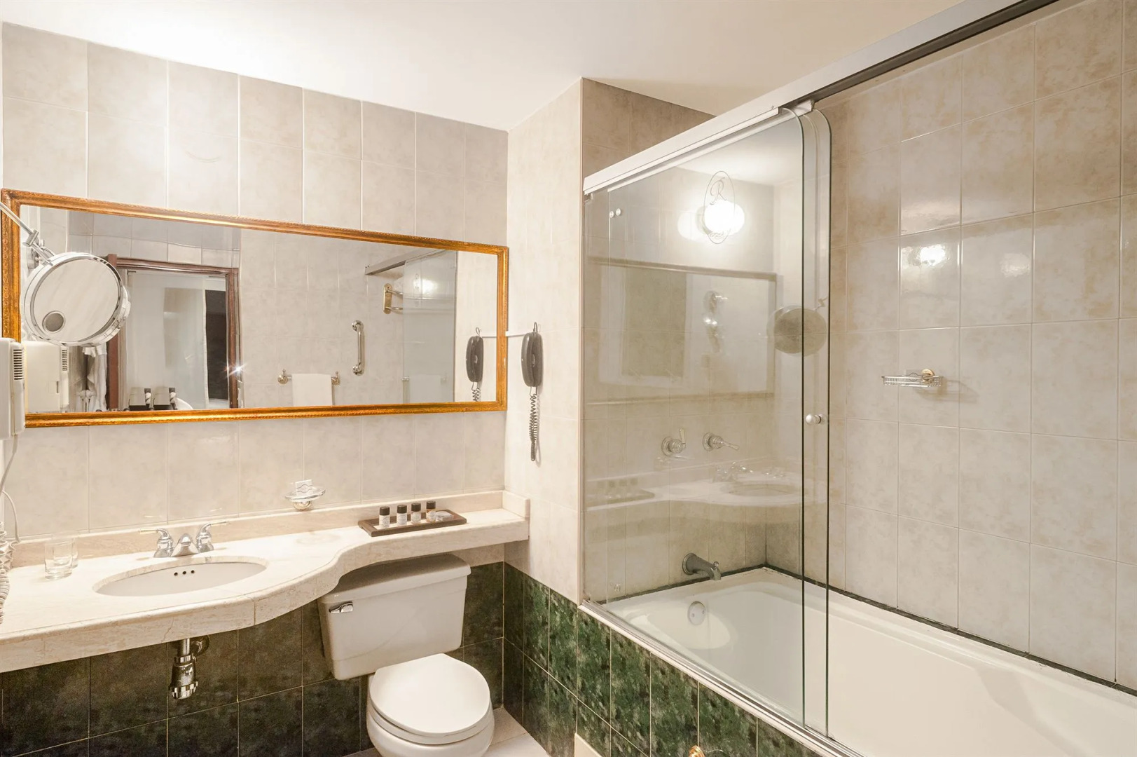 Photo - Richmond Suites Hotel