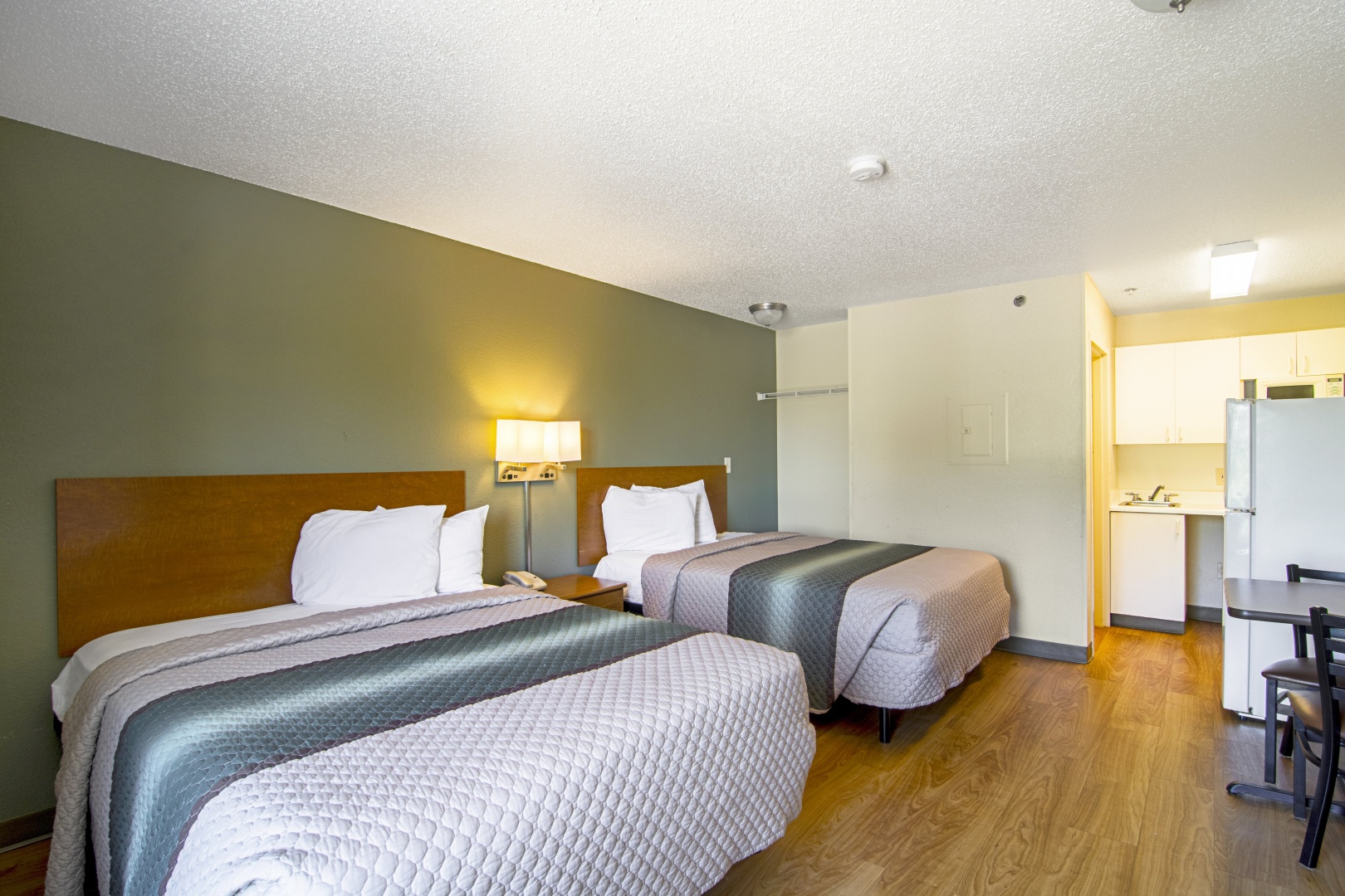Photo - HomeTowne Studios by Red Roof Chicago - Waukegan