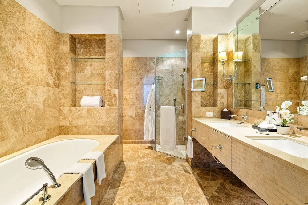 Photo - Taj Hotel 305