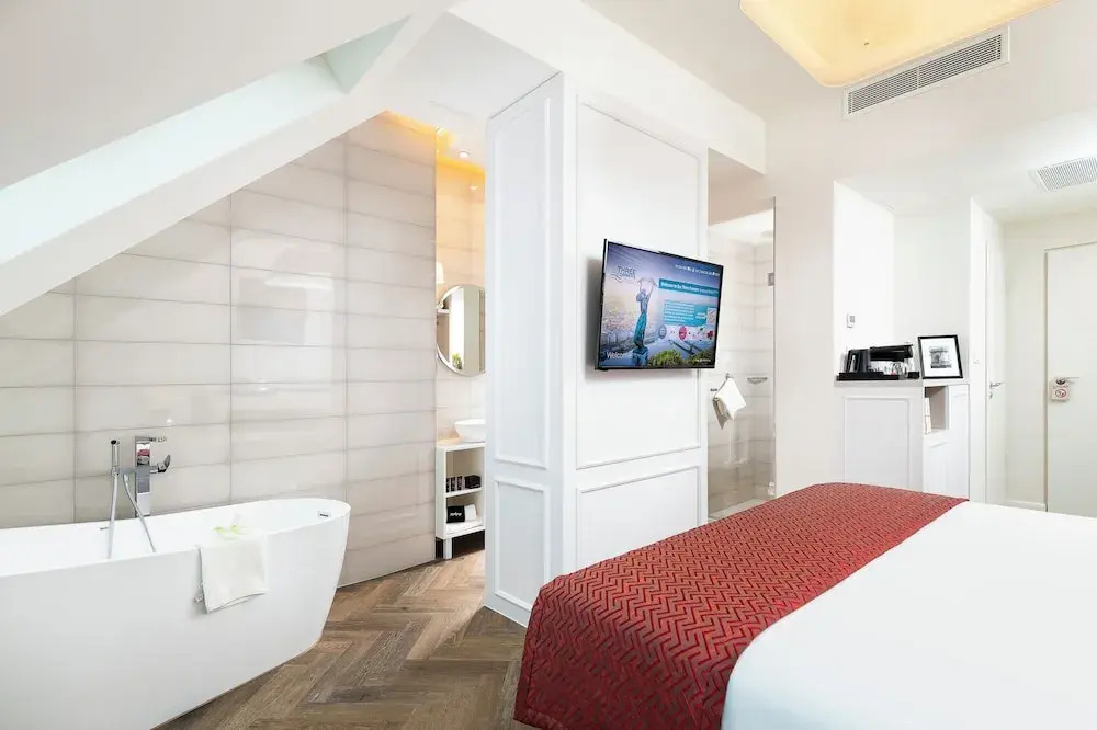 Photo - Three Corners Avenue Hotel