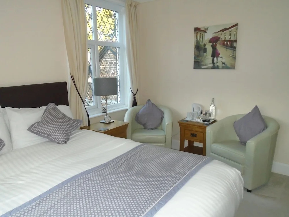 Photo - Trumbles Gatwick B&B, Peaceful Stay with Parking & Easy Airport Access