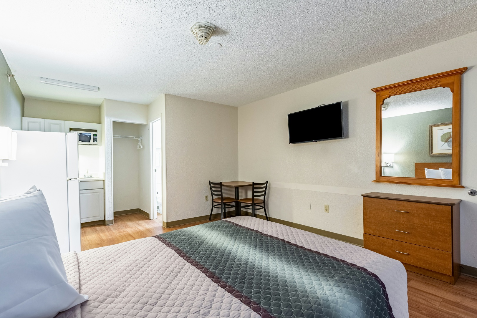 Photo - HomeTowne Studios by Red Roof Atlanta - Norcross South