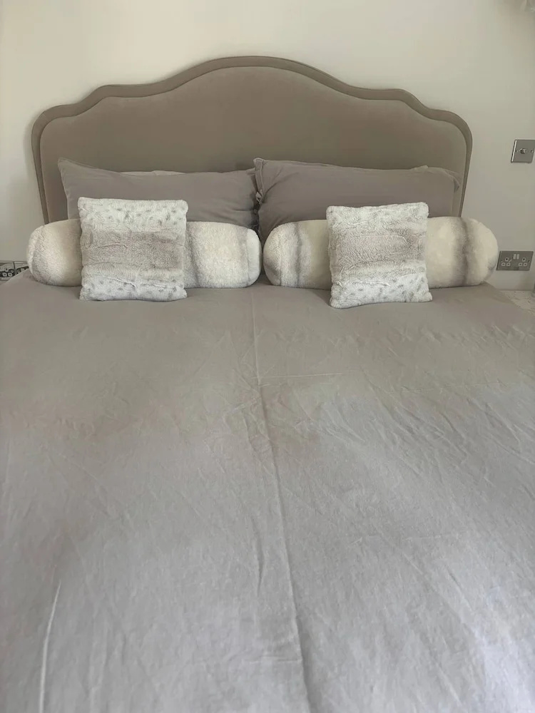 Cottage on High Street, own Parking and EV Charger
