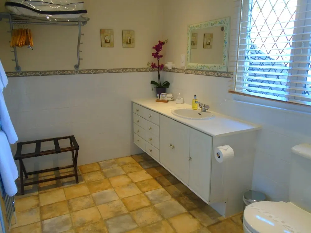 Photo - Trumbles Gatwick B&B, Peaceful Stay with Parking & Easy Airport Access