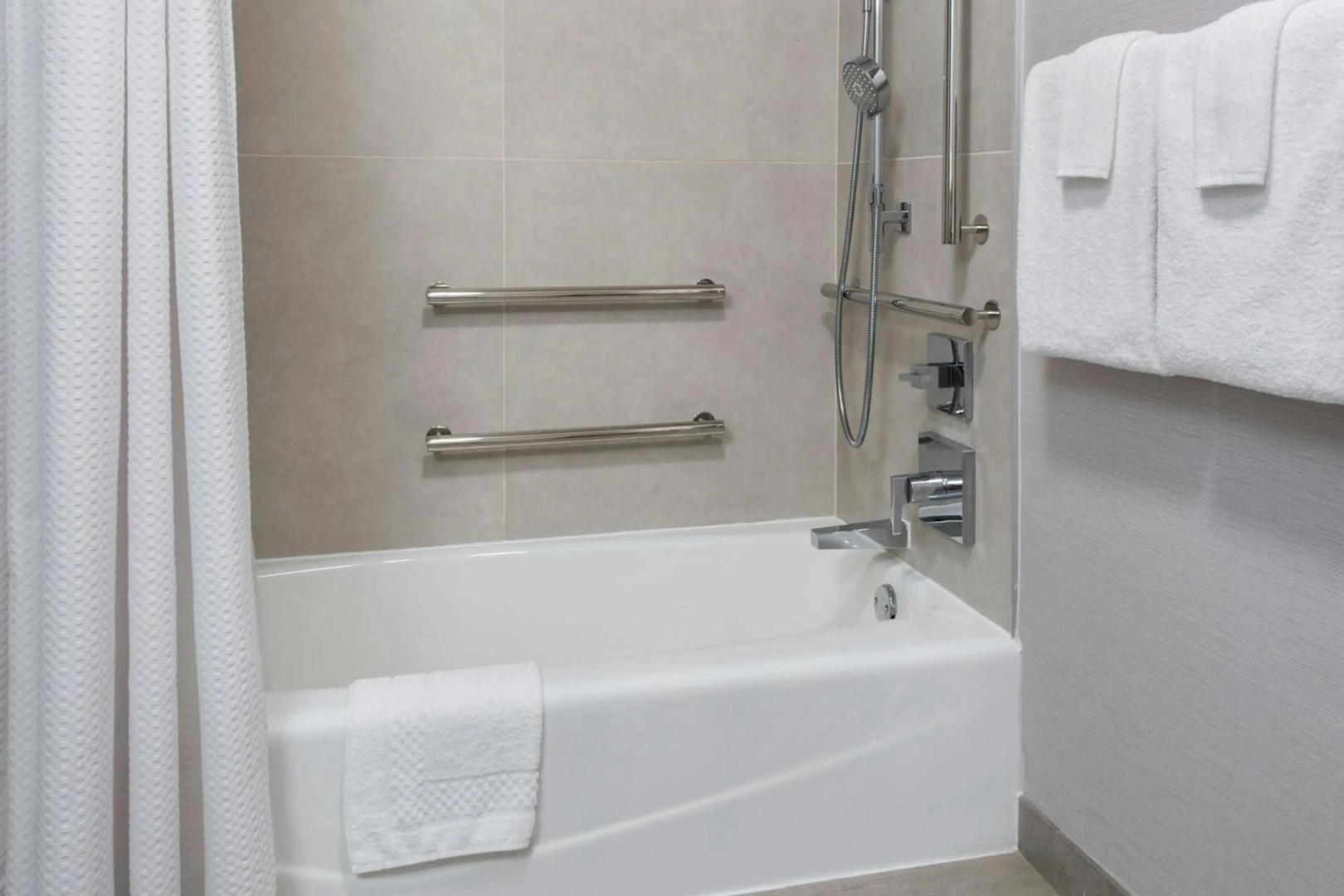 Foto - Courtyard by Marriott Newark Liberty International Airport