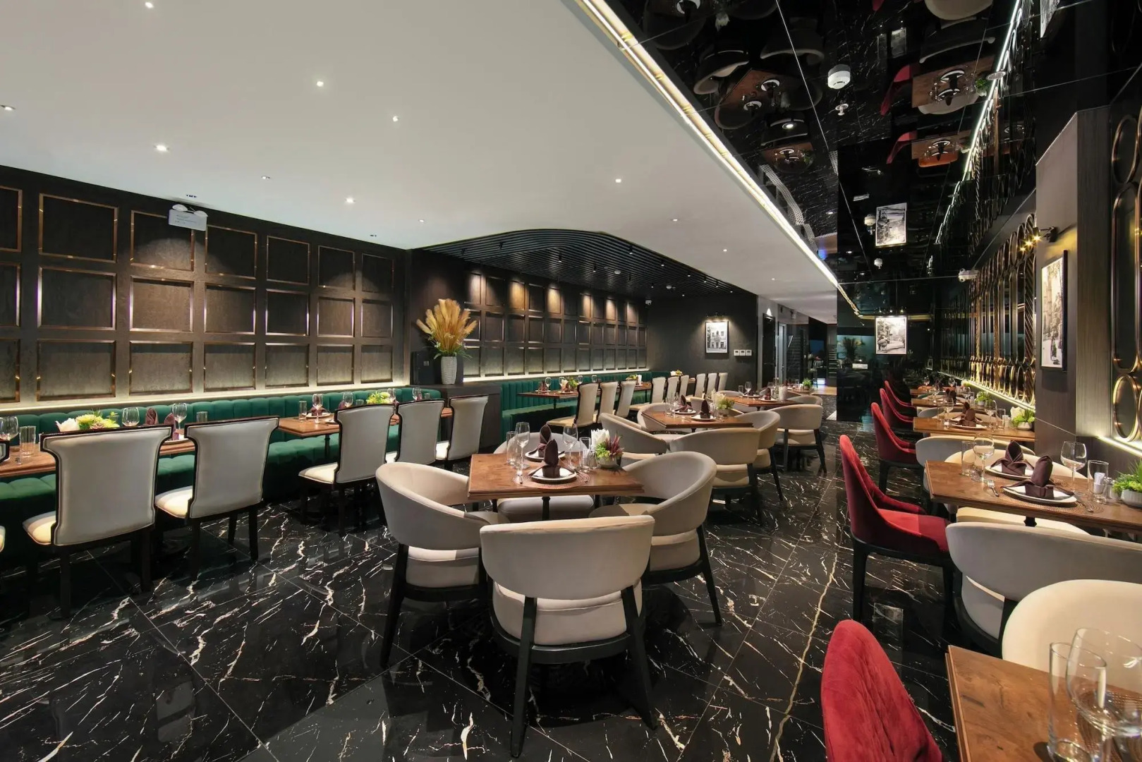 Photo - MAY DE VILLE Crown Hotel