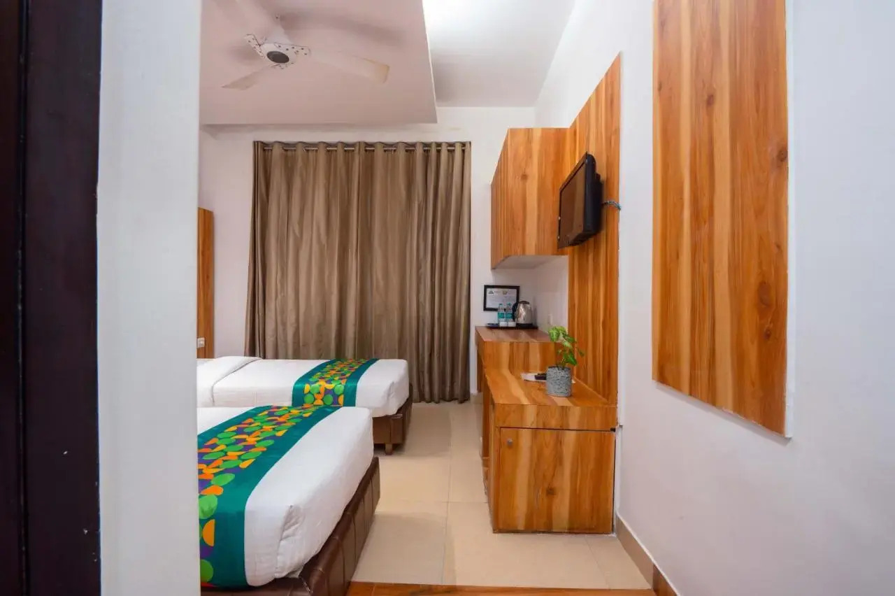 Foto - Treebo Twin Tree