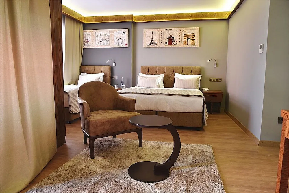 Photo - The Elegant Hotel