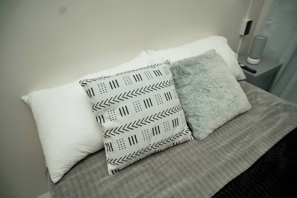 2-bedroom Elegant Condo With Sunrise & Mountain View