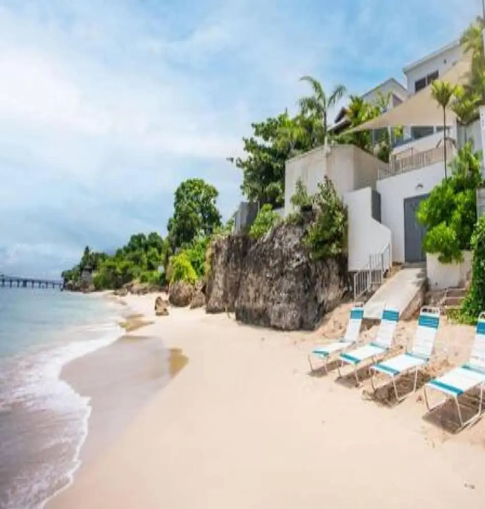 Villa Francoise - 4 Bedroom Beachfront w Pool — фото 1