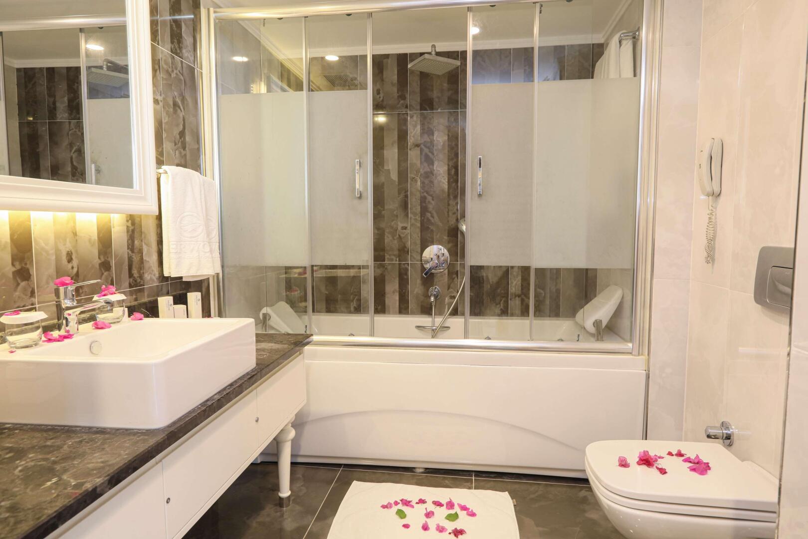 Photo - Sherwood Exclusive Lara