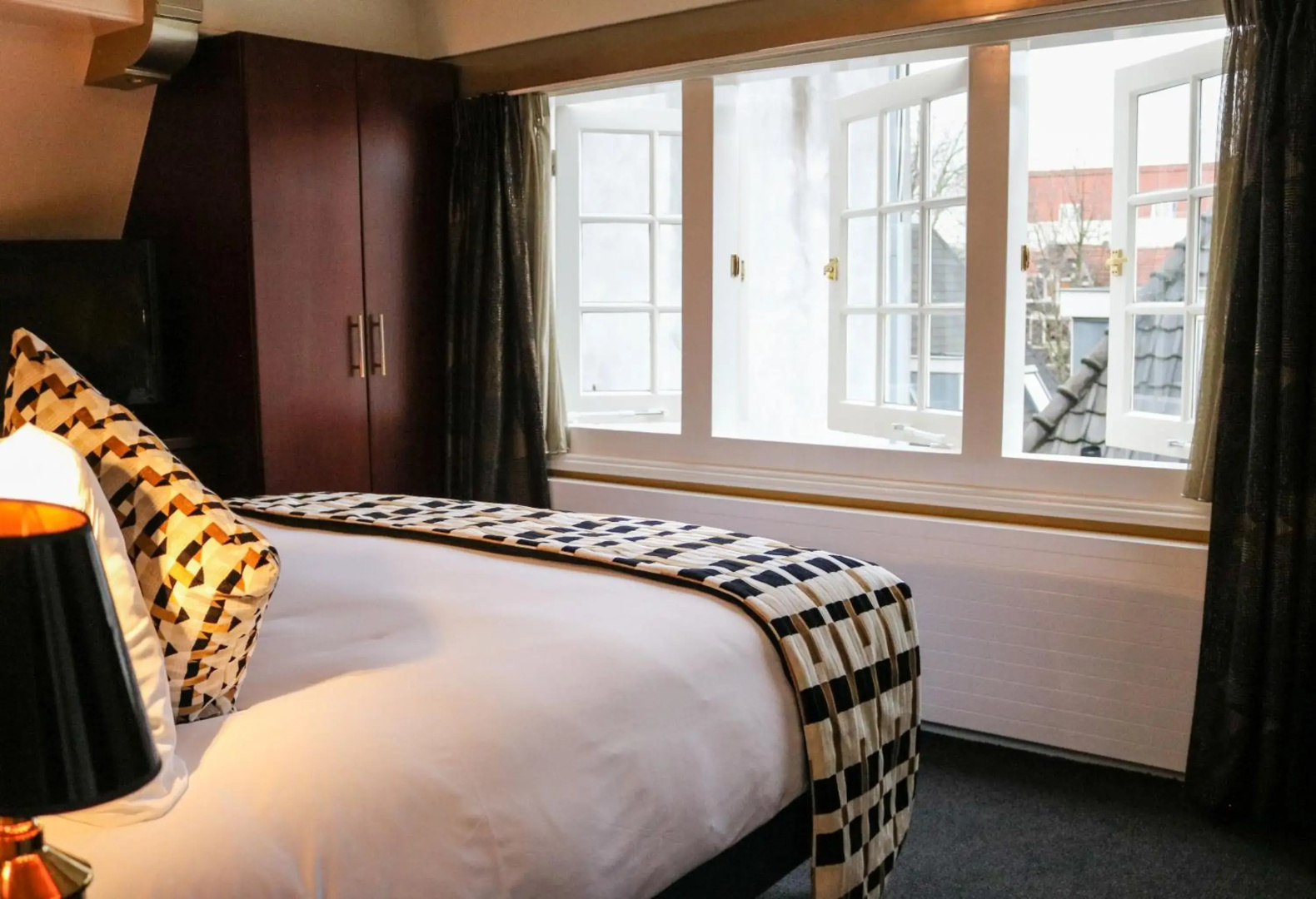 Photo - Ambassade Hotel
