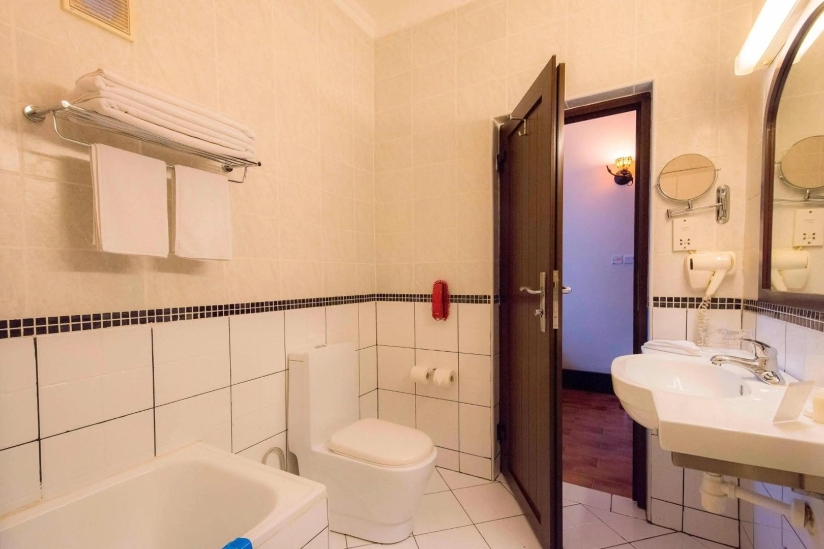 Photo - Protea Hotel by Marriott Dar es Salaam Courtyard