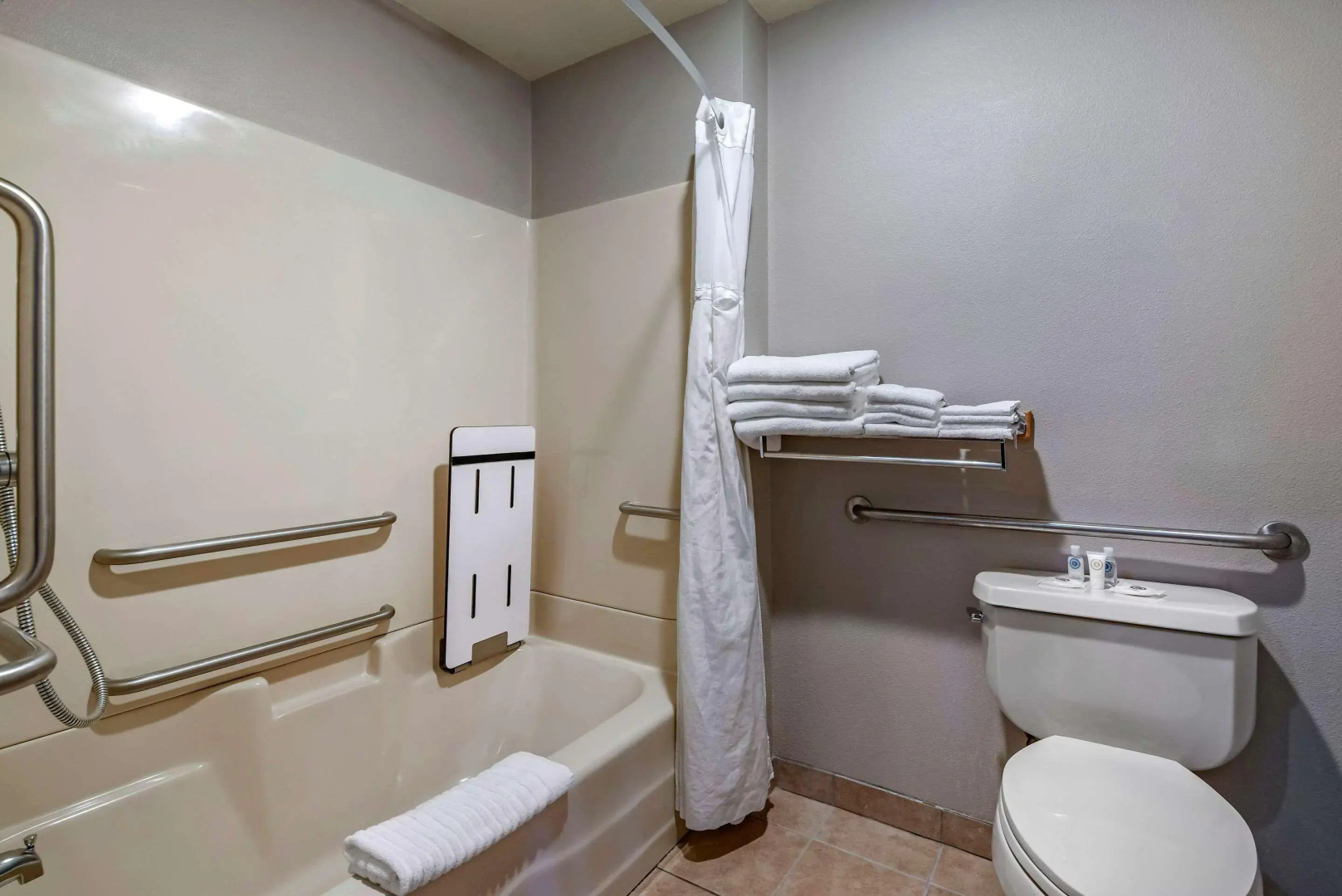 Photo - Comfort Suites Portland Airport