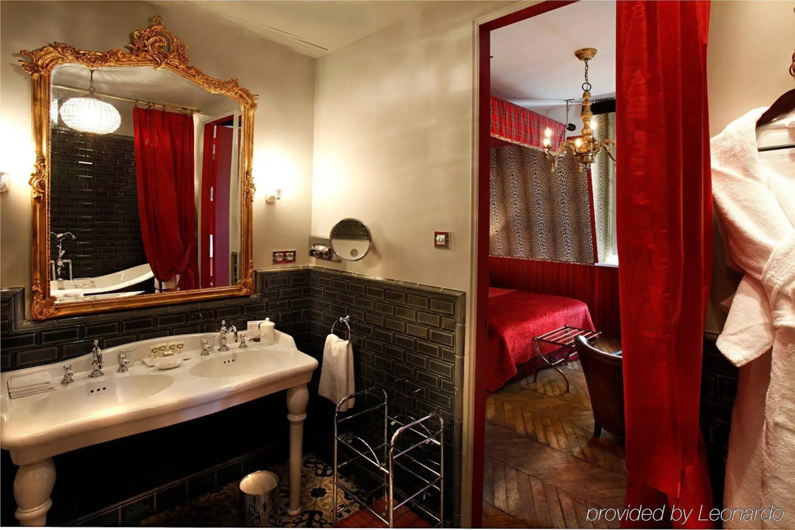 Photo - Saint James Paris