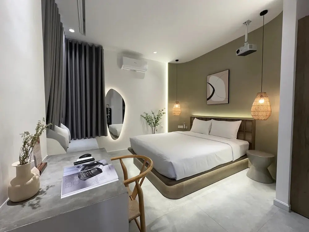 Photo - Kin Wander Tân Phong, The Moonage