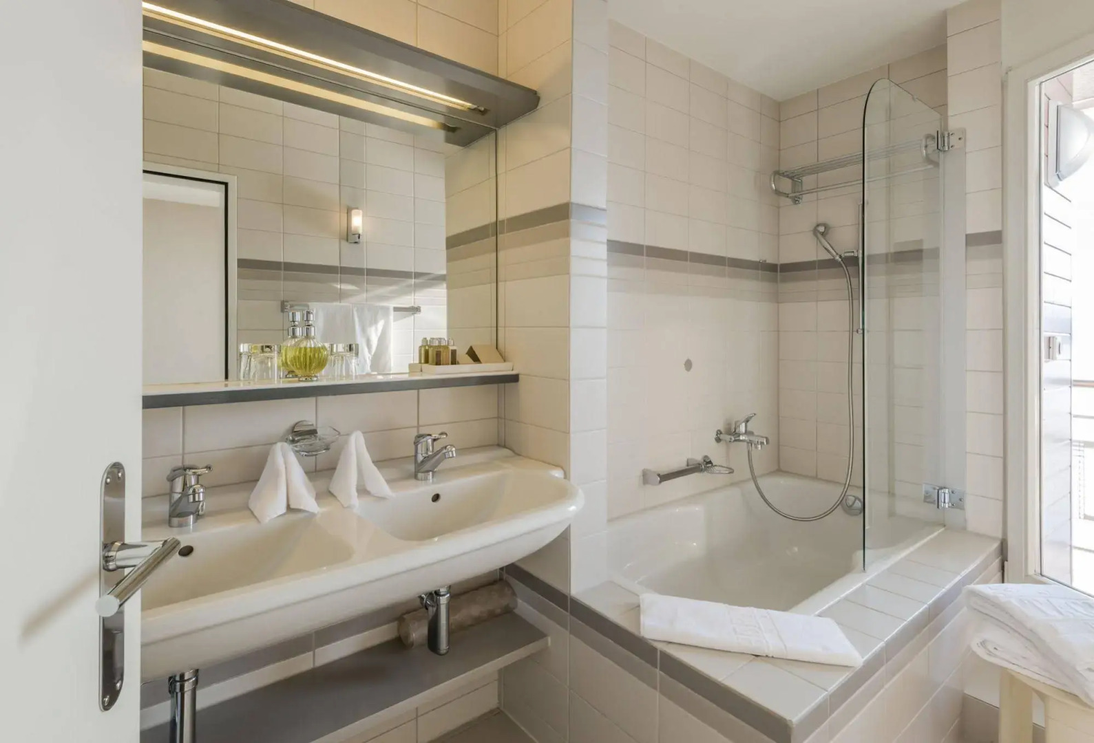 Photo - HERMITAGE Lake Lucerne - Beach Club & Lifestyle Hotel