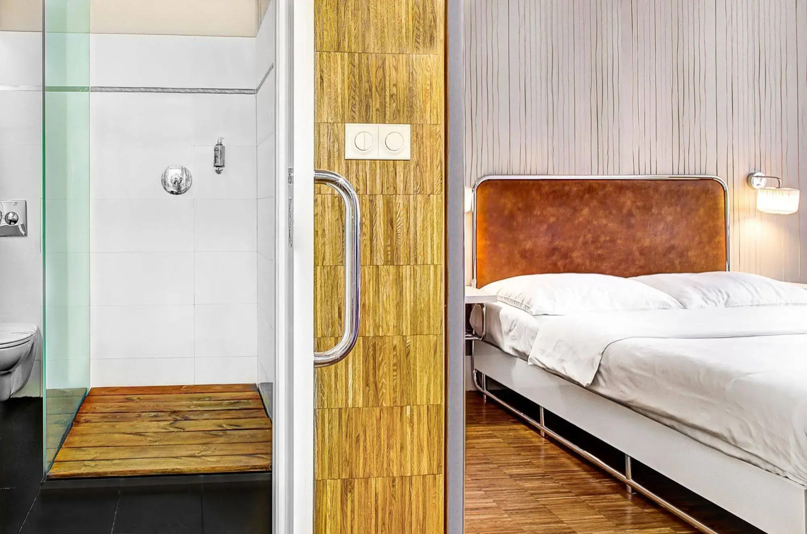 Photo - Three Crowns Hotel