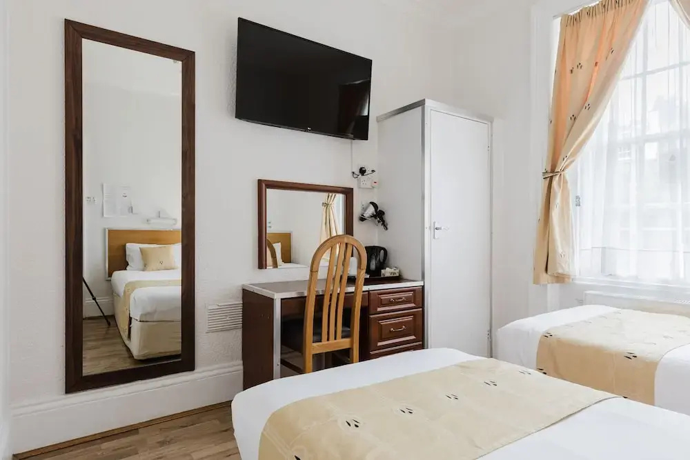 Photo - Falcon Hotel