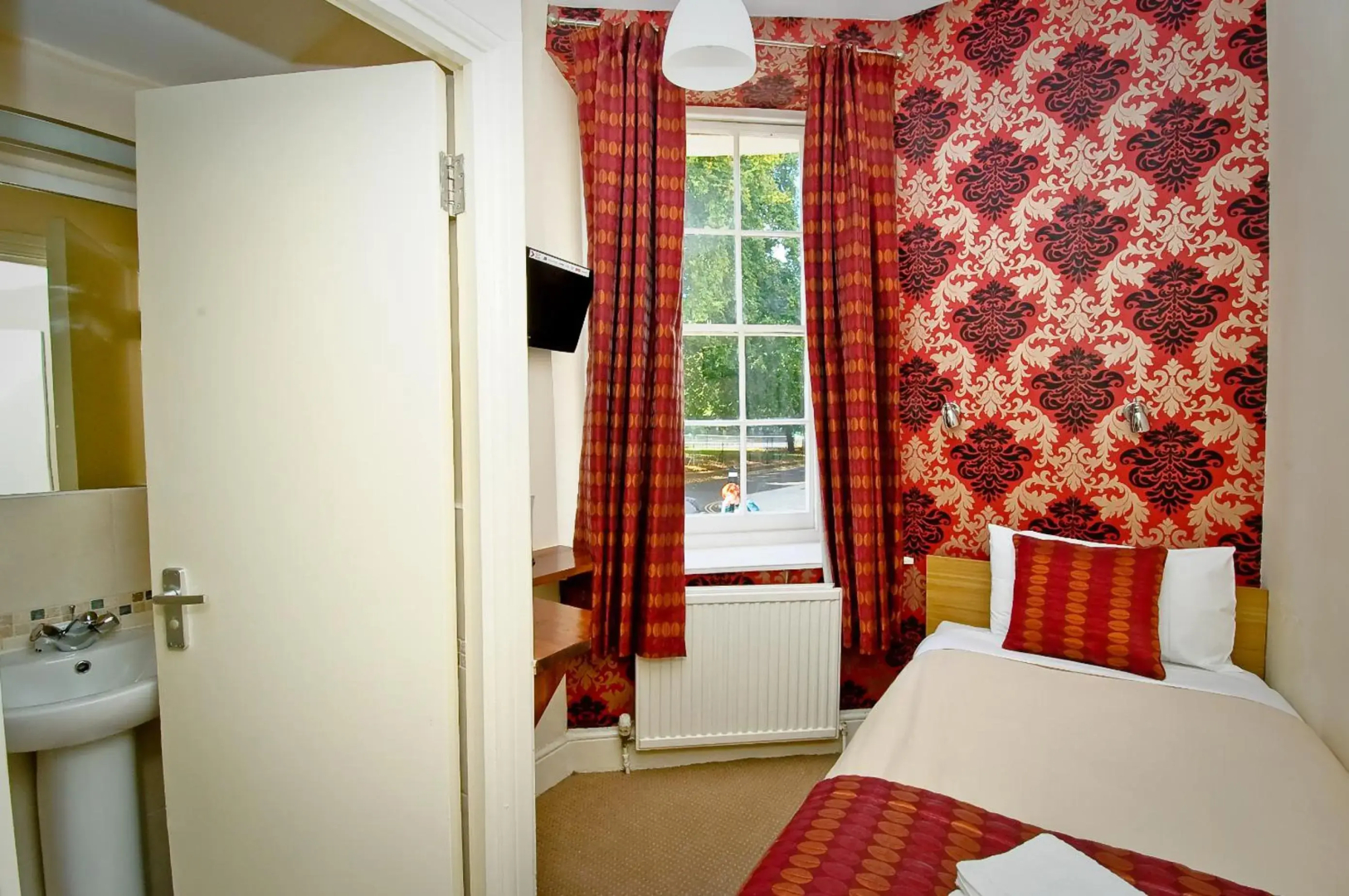 Photo - Leigh House Hotel